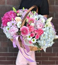Цветочная композиция из Розы, Хризантемы, Пионы и Лизиантусы в корзине в Большом Камне