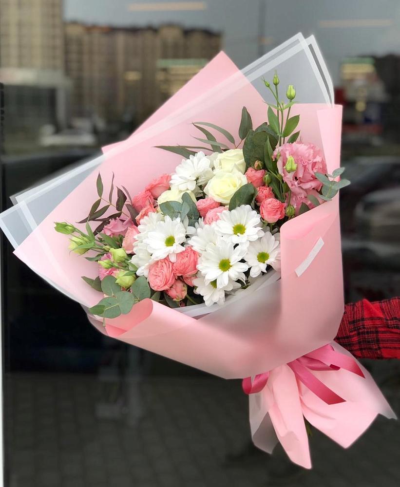 Букет нежный в Большом Камне Букет цветов из: Розы, Лизиантусы и Хризантемы в Большом Камне